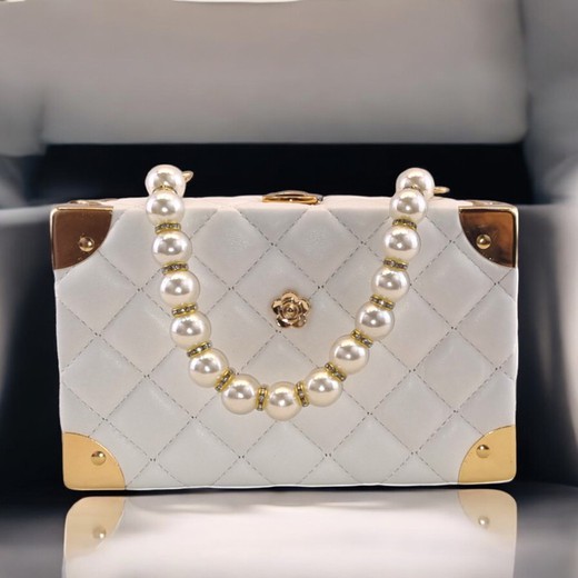 Bolso blanco con asa de perlas y detalles dorados