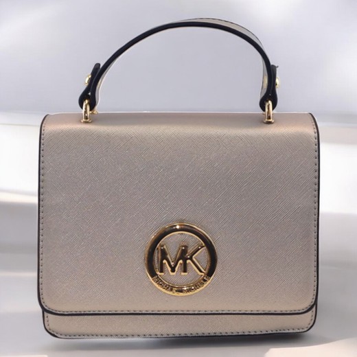 Bolso de mano elegante en color plateado con logo dorado