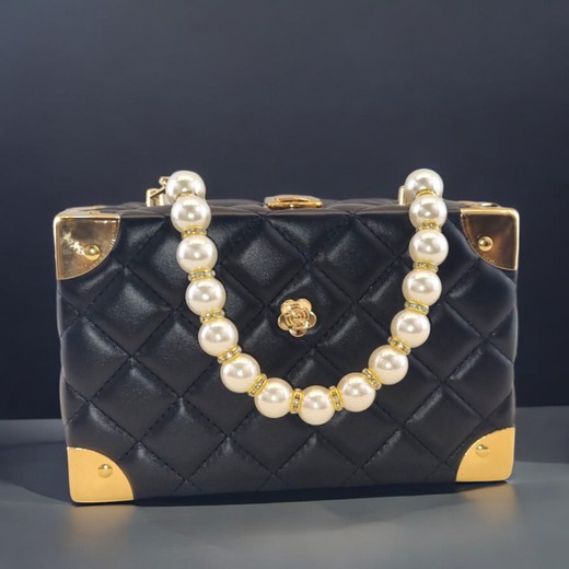 Bolso negro con asa de perlas y detalles dorados