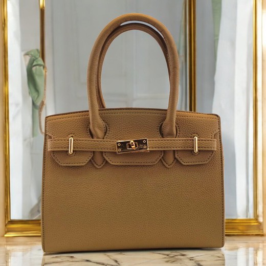 Bolso taupe con cierre dorado y estilo estructurado