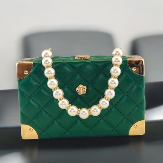 Bolso verde con asa de perlas y detalles dorados