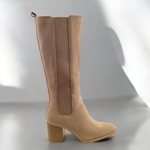 Bota de mujer beige en antelina elástica con tacón ancho