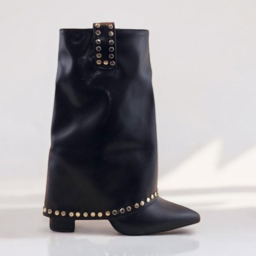 Botas con tachuelas en color negro: Estilo boho-biker