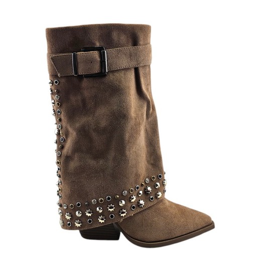 Botas con tachuelas y hebilla en color camel: Estilo boho-biker