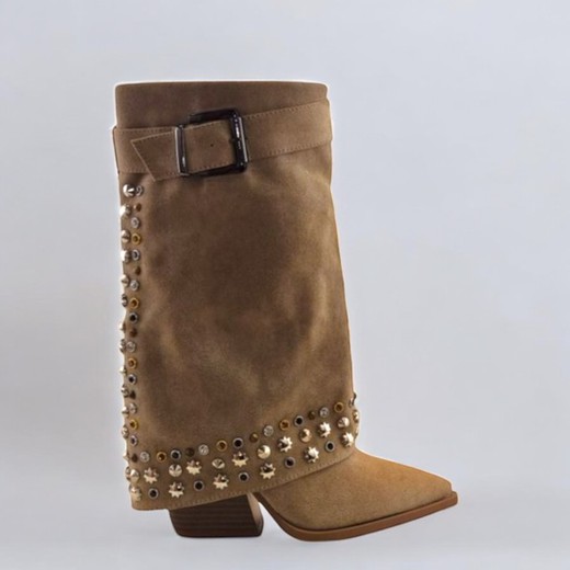 Botas con tachuelas y hebilla en color khaki: Estilo boho-biker