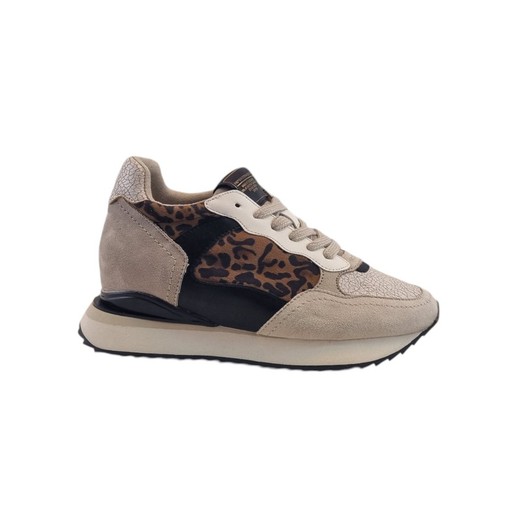 Deportivas elegantes marca Corina con estampado de leopardo