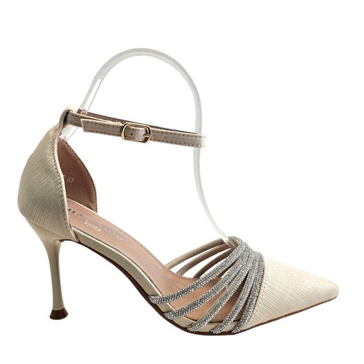 Elegantes zapatos beige con tacón de aguja y detalles de pedrería