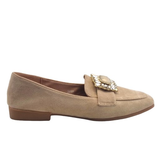 Mocasín beige de antelina con joya en el centro