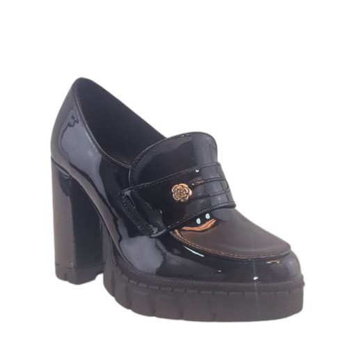 Mocasín de charol negro con tacón alto y plataforma