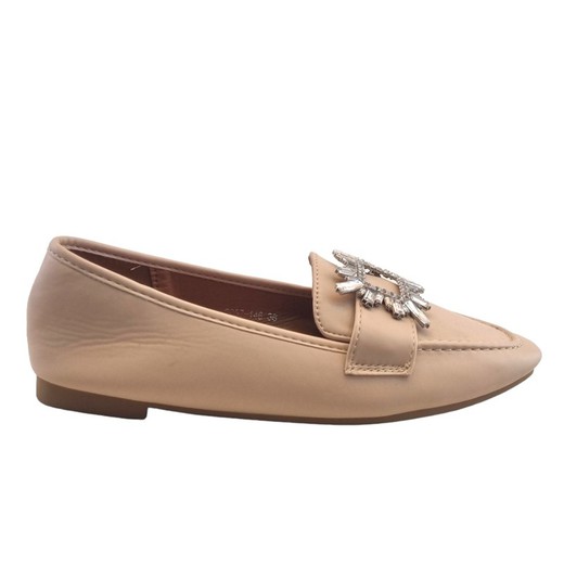 Mocasín beige de piel vegana con joya en el centro