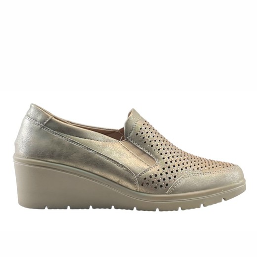 Mocasines beige brillantes de verano de la marca Kaneki