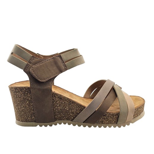 Sandalias de cuña khaki de piel vegana con un diseño de tiras cruzadas