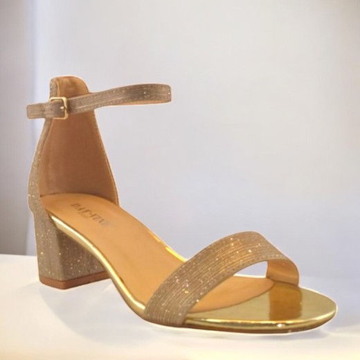 Sandalias de tacón bajo en color oro con brillo elegante