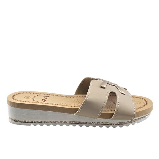 Sandalias veraniegas beige con detalles dorados