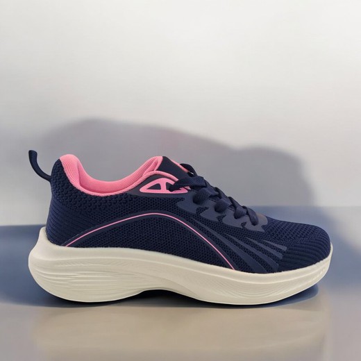 Tenis deportivos azul con detalles coral y suela ligera