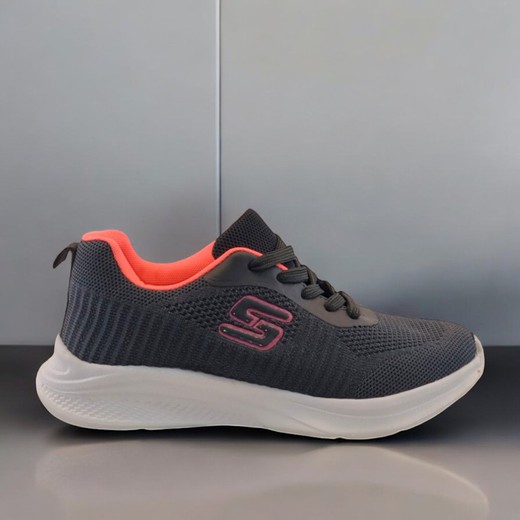 Tenis deportivos gris con detalles coral y suela ligera