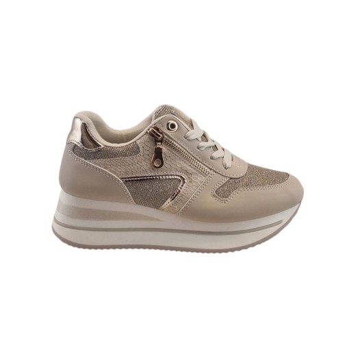 Zapatilla deportiva con cuña de color beige, con cordones y cremallera.