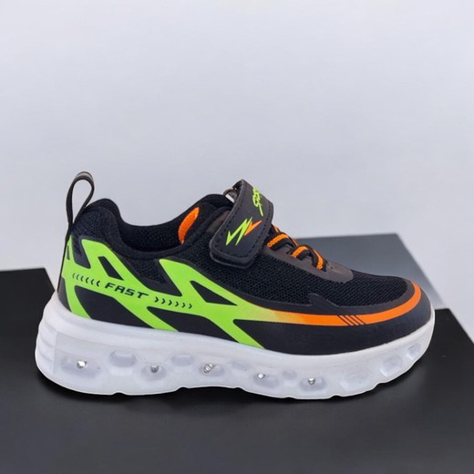 Zapatilla deportiva infantil con luces y detalles en verde y naranja