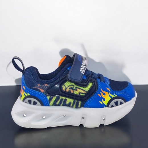 Zapatilla infantil deportiva con luces y diseño de llamas