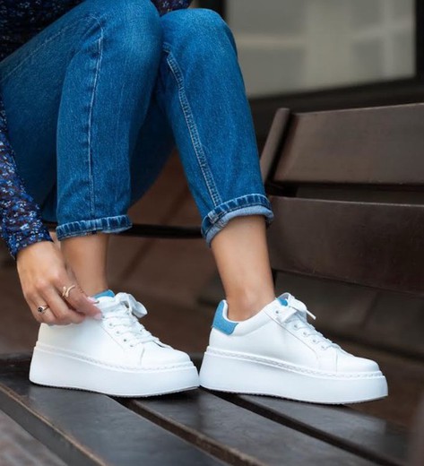 Zapatillas blancas con plataforma alta y detalle en azul