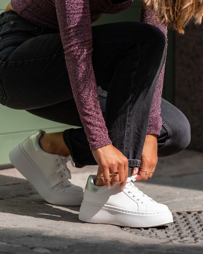 Zapatillas blancas con plataforma alta y detalle metálico en plateado