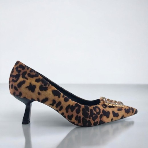 Zapato de salón elegante con estampado de leopardo y adorno central