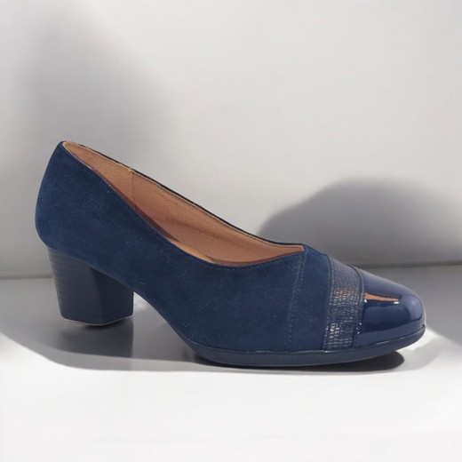 Zapato de tacón azul con detalle en charol