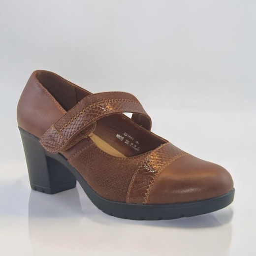 Zapato Mary Jane en camel con textura de reptil y cierre de velcro ajustable