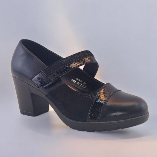 Zapato Mary Jane en negro con textura de reptil y cierre de velcro ajustable