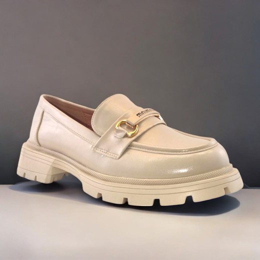 Zapato mocasín beige con plataforma