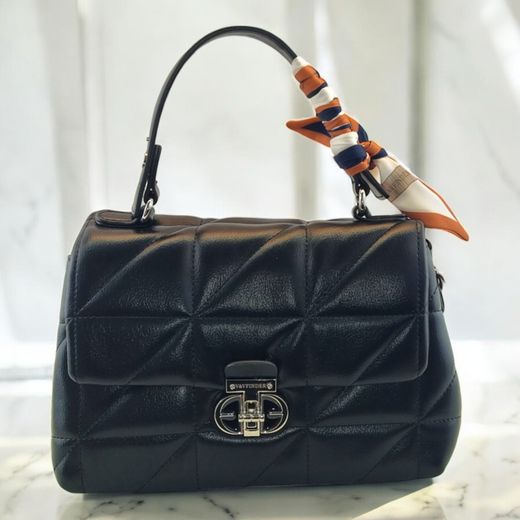 Bolso negro acolchado con detalle de pañuelo y correa ajustable