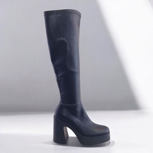Bota alta de tacón grueso y plataforma en color negro marca Corina