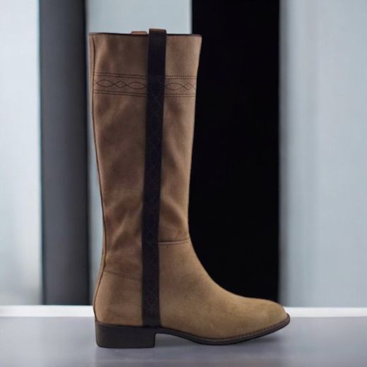 Bota plana cartujana con caña ancha en color taupe marca Corina