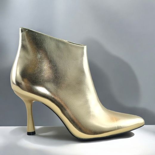 Botín de tacón alto en color oro con caña asimétrica marca Corina