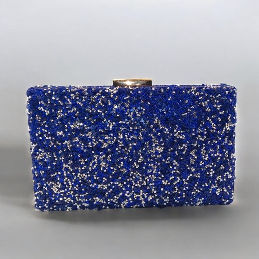 Clutch rectangular en azul con cristales plateados