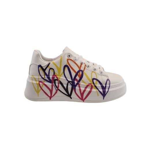 Deportiva blanca con diseño de corazones en colores