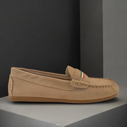 Mocasín infantil beige con detalle de bandera