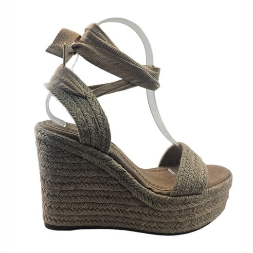 Sandalia color beige de plataforma confeccionada con una cuña de yute marca Corina