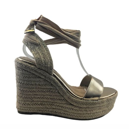 Sandalia color oro de plataforma confeccionada con una cuña de yute marca Corina