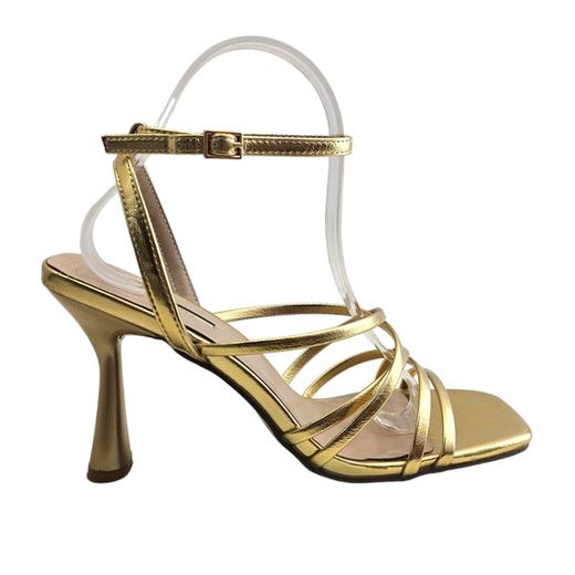 Sandalia color oro de tacón con tiras finas y punta cuadrada marca Corina