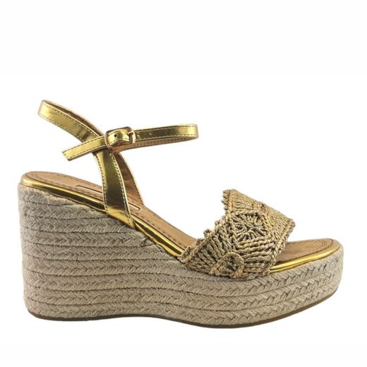 Sandalia: Cuñas de yute con detalle trenzado en color oro marca Corina