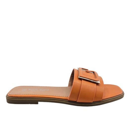 Sandalia plana para mujer color naranja con hebilla decorativa marca Kaneki