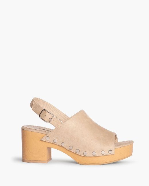 Sandalias tipo zueco color beige de Corina