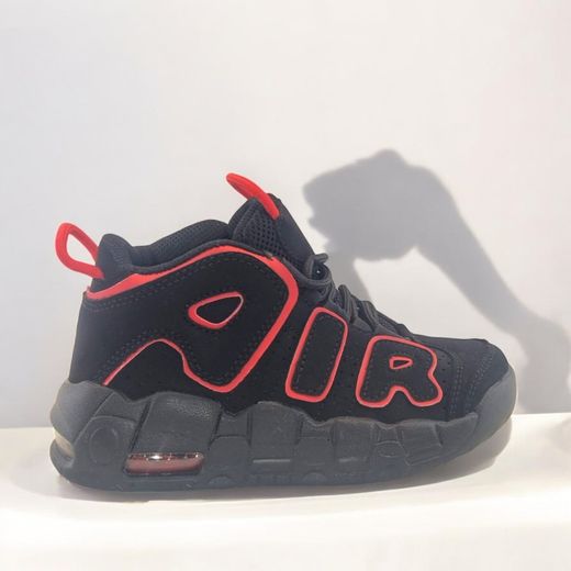Tenis infantil negro con detalles en rojo estilo AIR