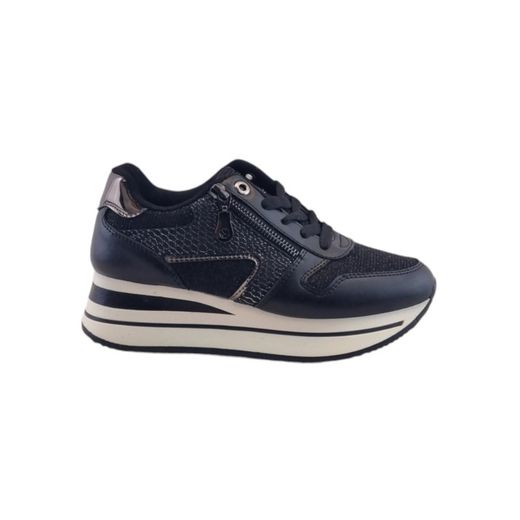 Zapatilla deportiva con cuña de color negro, con cordones y cremallera.