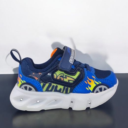 Zapatilla infantil deportiva con luces y diseño de llamas
