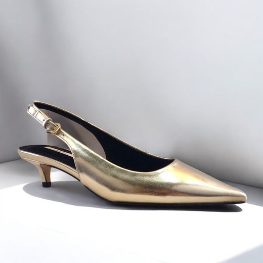 Zapato de salón destalonado en color oro marca Corina