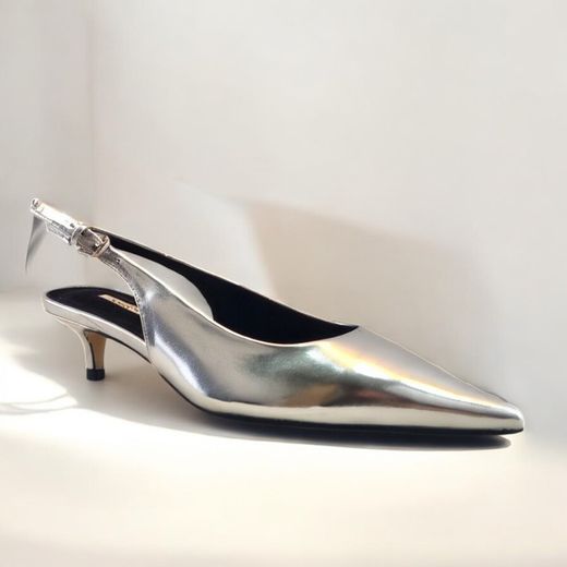 Zapato de salón destalonado en color plata marca Corina