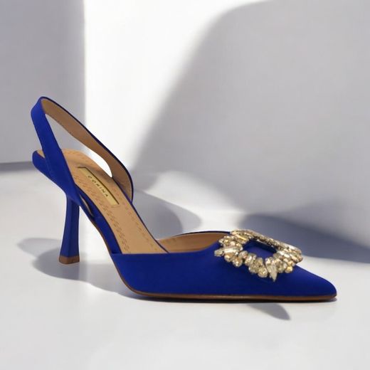Zapato de tacón elegante en color azul con detalle de broche marca Corina